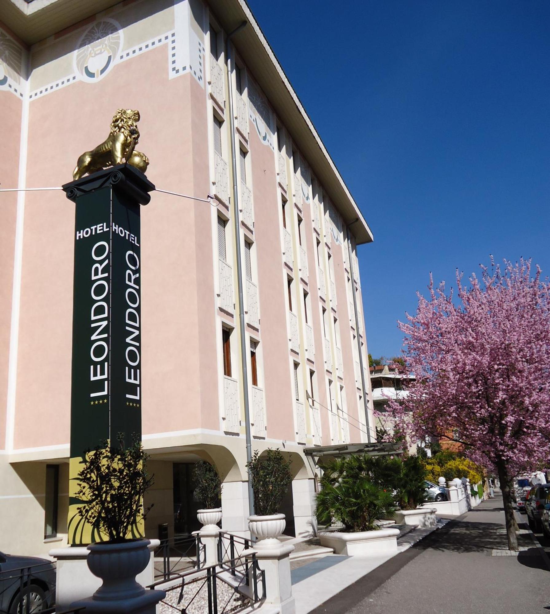 Hotel Leon D'Oro Роверето Екстериор снимка