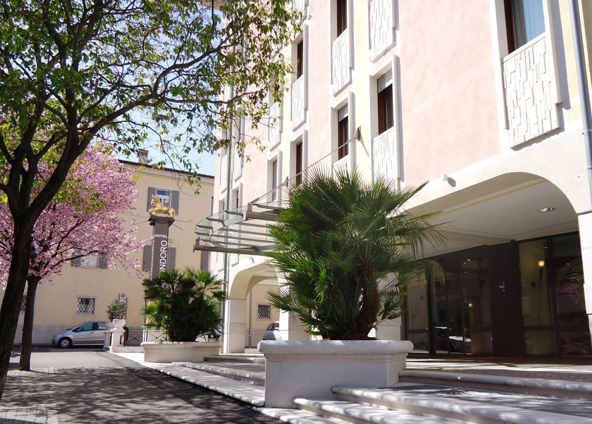 Hotel Leon D'Oro Роверето Екстериор снимка